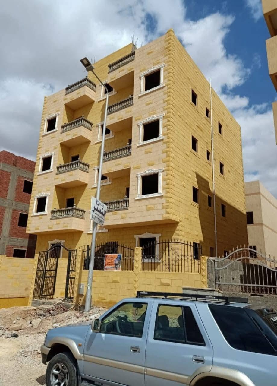 واجهة حجرية صفراء من تنفيذ الجنرال في سوهاج