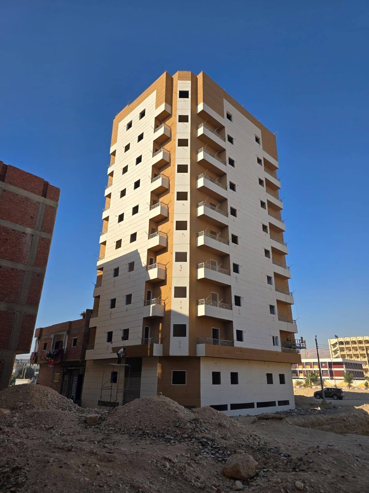 برج سكني بتشطيب بيج وأبيض
