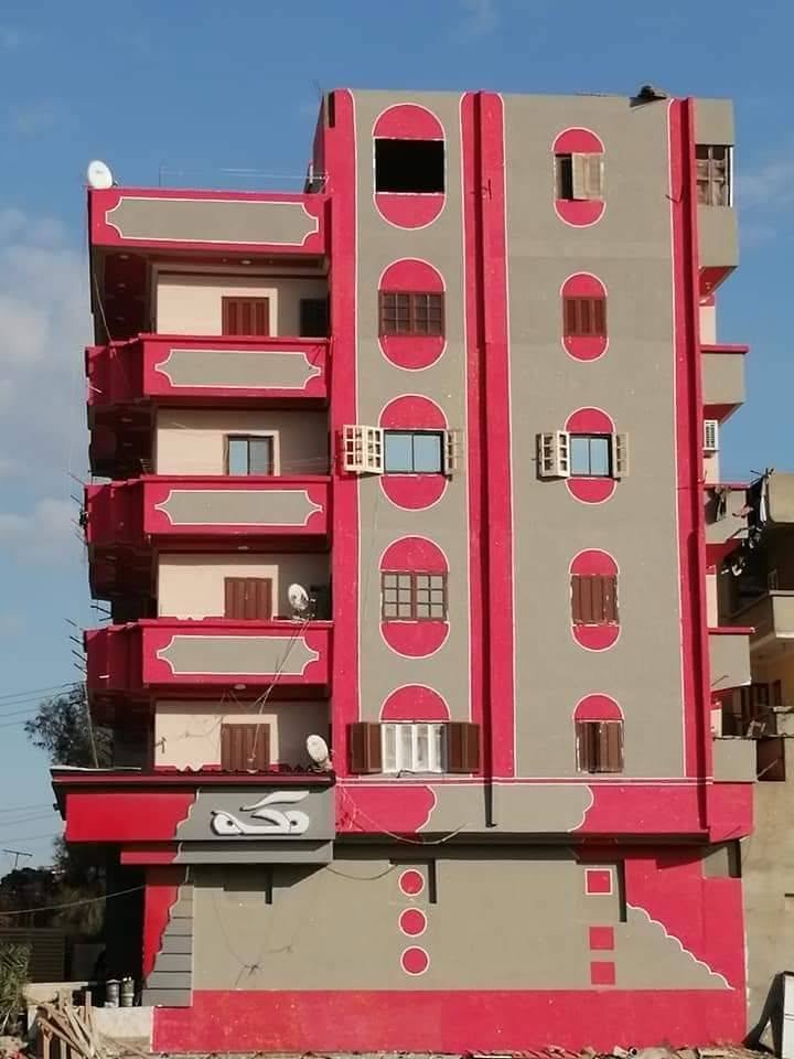 واجهة بزخارف وألوان وردية ورمادية